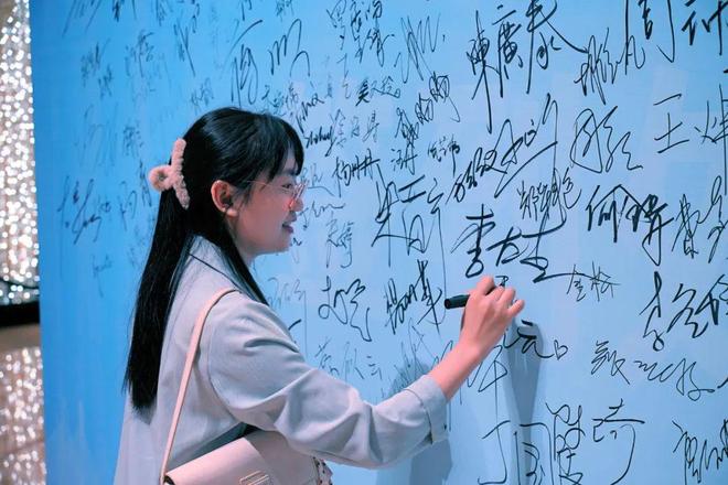 国产一卡2卡3卡4卡国色