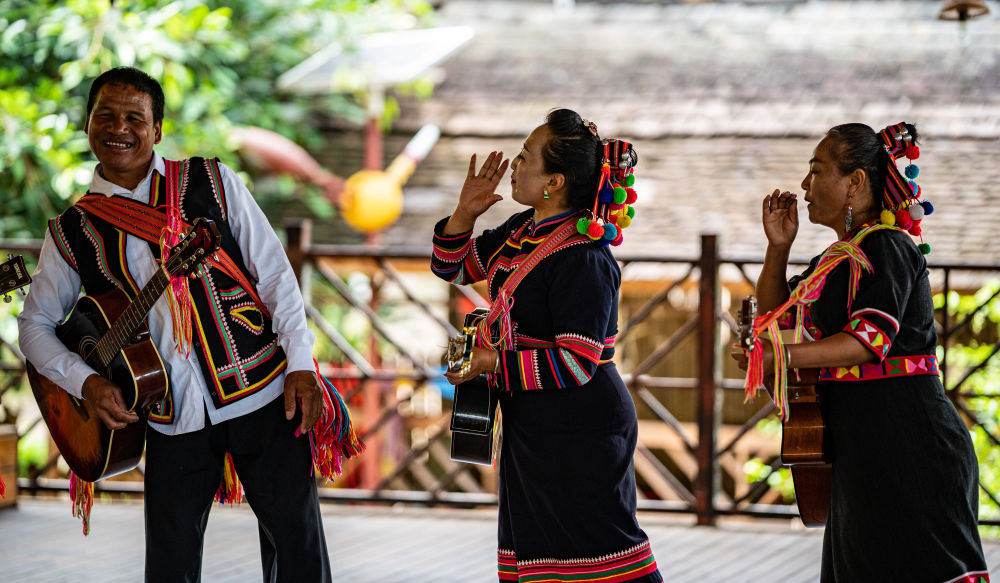 帅哥鼓大包放烟花