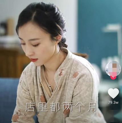 令人大饱眼福的山区幼幼被带到户外野河洗澡视