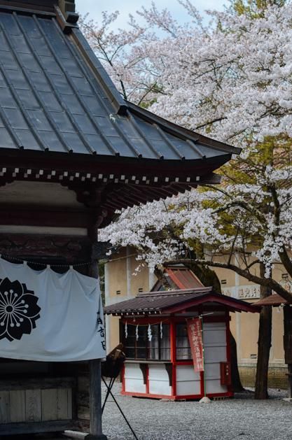 墙上有一个洞的场景的里番