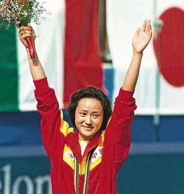 高挑 挺拔：侧重直立而精神