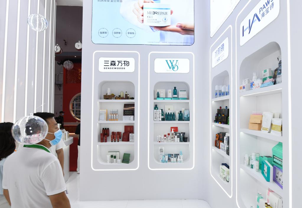 关于两个豹子的电影 故事框架与真人版基本相同