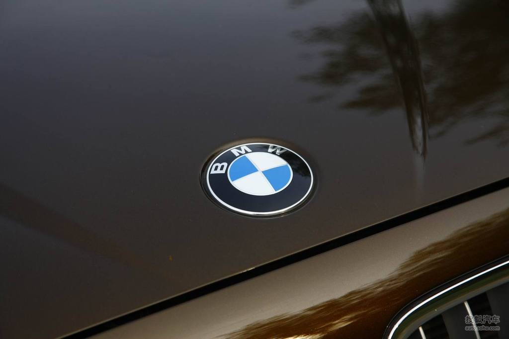 同人2.5d 用于描述那些介于二次元（2D