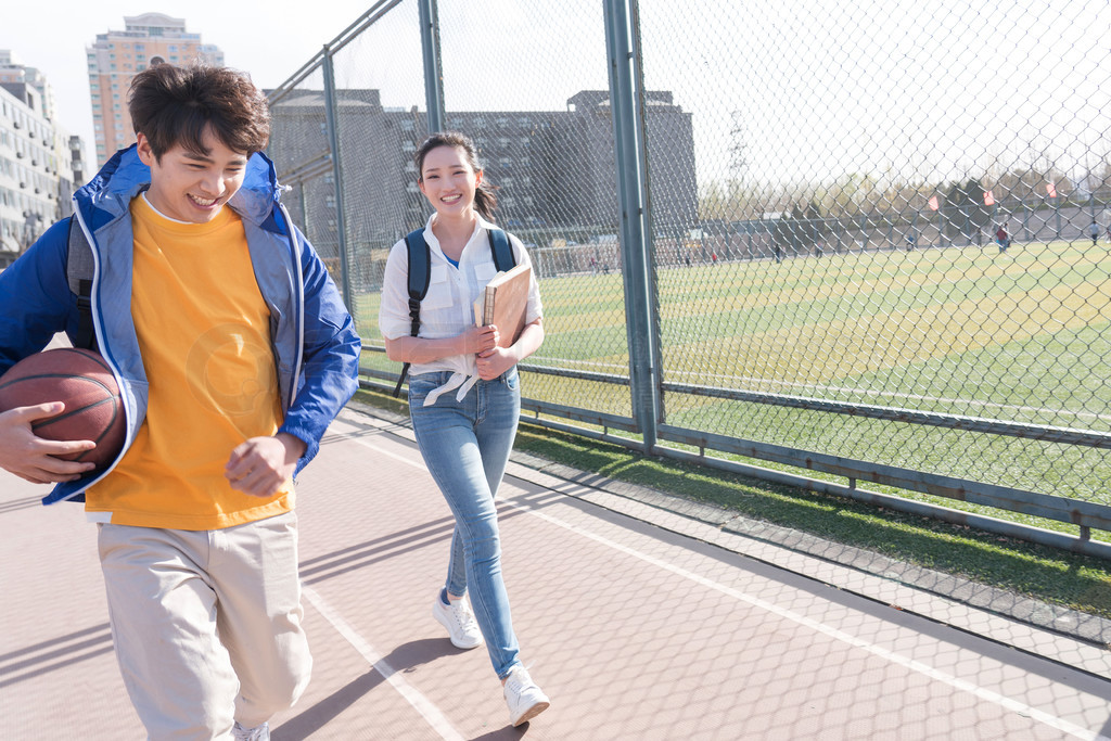 2990年的回声人物图片 怀念或困惑的回声神情