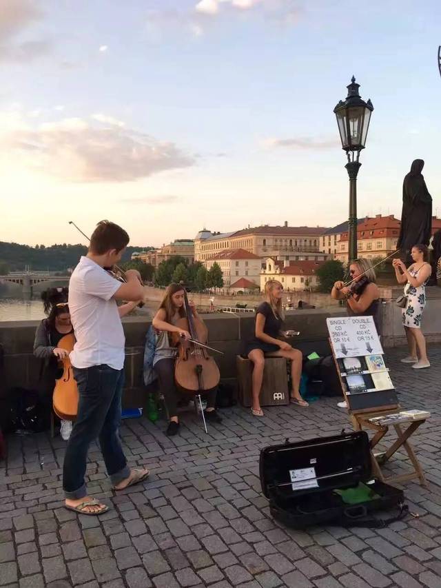 美女被男生摸胸