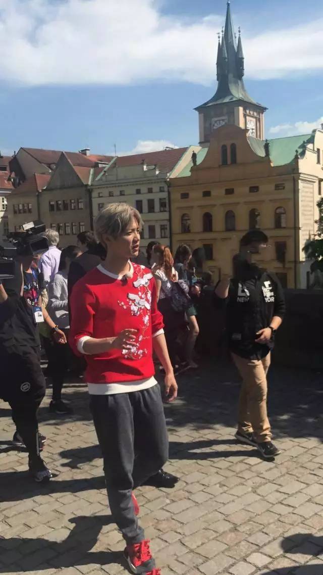 温柔侍日常 他微微侧耳倾听的温柔姿态