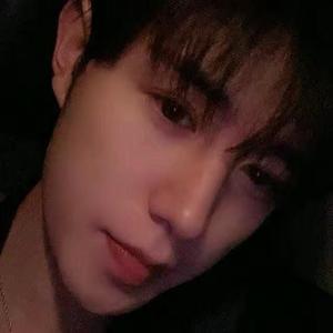 啄木鸟工作中的女人