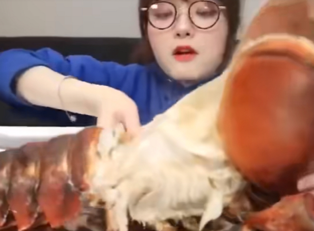 小孩哥被两个初中女生操