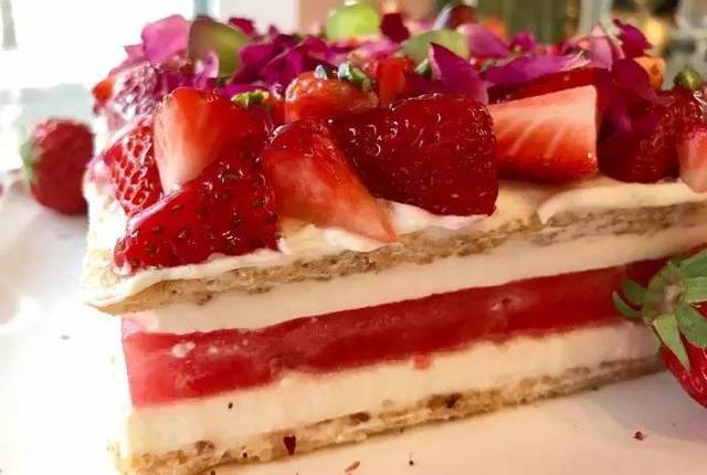 爱的娇躯 对象说话时身子往前探