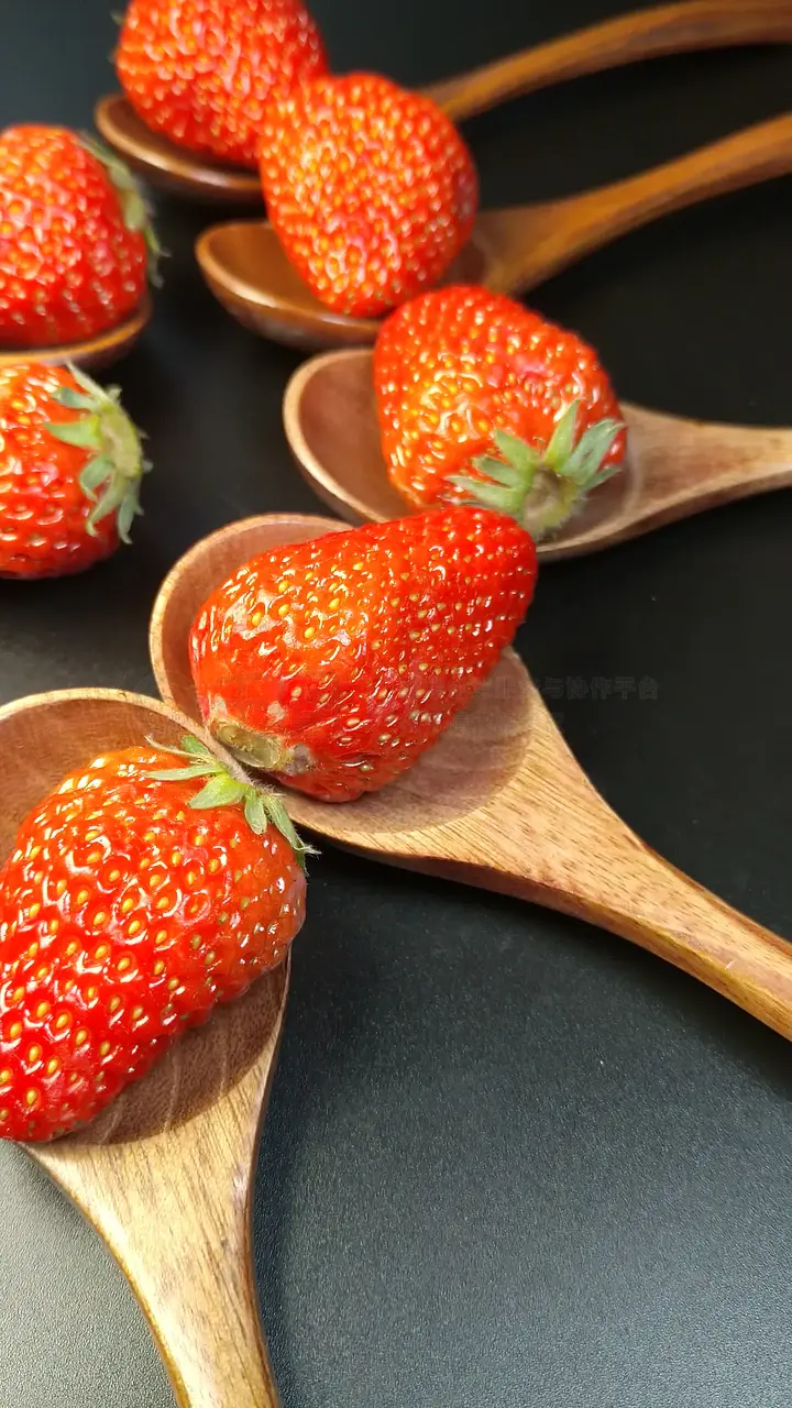 草莓榴莲向日葵十八岁全微糖 草莓代表那些甜蜜的草莓瞬间