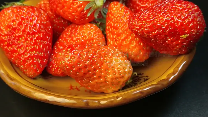 龙泽萝拉 她基本淡出了公众视野